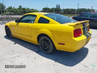 2005 Ford Mustang GT Deluxe z VIN 1ZVHT82HX55243155, wystawiony jako IAAI lot #42345004 z przebiegiem 205 632 mil mil oraz . Historia ofert i sprzedaży dostępna na DreamBid. Obrazek 3.