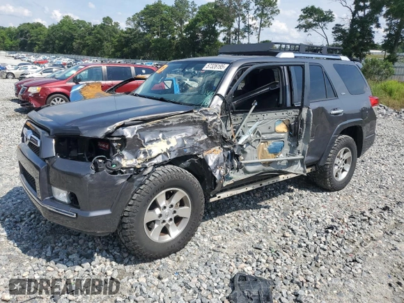 2013 Toyota 4Runner SR5 z VIN JTEZU5JR1D5062064, wystawiony jako Copart lot #57326195 z przebiegiem 176 073 mil mil oraz Szkoda całkowita • Salvage title. Historia ofert i sprzedaży dostępna na DreamBid. Obrazek 1.
