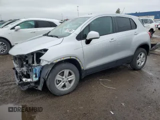 2022 Chevrolet Trax LS z VIN KL7CJNSM9NB549597, wystawiony jako Copart lot #57810805 z przebiegiem 16 905 mil mil oraz Szkoda całkowita • Salvage title. Historia ofert i sprzedaży dostępna na DreamBid. Obrazek 1.
