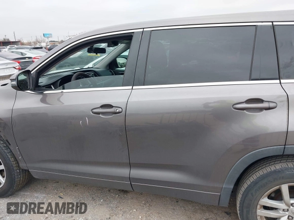 2015 Toyota Highlander LE z VIN 5TDZARFHXFS010904, wystawiony jako IAAI lot #41608105 z przebiegiem 155 815 mil mil oraz . Historia ofert i sprzedaży dostępna na DreamBid. Obrazek 15.