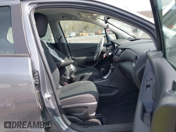 2020 Chevrolet Trax LS with VIN 3GNCJKSB2LL326823, listed as a IAAI auction lot 42103386 with 33,241 mi miles and . Bid and sale history available at carsss.com. Image 5.