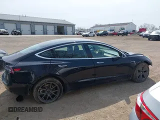 2018 Tesla Model 3 Long Range Battery z VIN 5YJ3E1EB2JF103096, wystawiony jako IAAI lot #42016324 z przebiegiem 143 247 mil mil oraz . Historia ofert i sprzedaży dostępna na DreamBid. Obrazek 14.