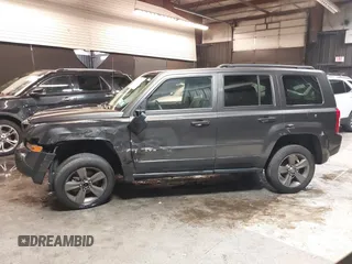 2015 Jeep Patriot Latitude z VIN 1C4NJRFB4FD409149, wystawiony jako IAAI lot #42268239 z przebiegiem 107 145 mil mil oraz . Historia ofert i sprzedaży dostępna na DreamBid. Obrazek 14.
