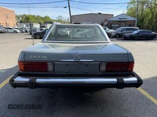 1981 Mercedes-Benz 380 SL z VIN WDBBA45A0BB007602, wystawiony jako IAAI lot #42175344 z przebiegiem 96 861 mil mil oraz . Historia ofert i sprzedaży dostępna na DreamBid. Obrazek 12.