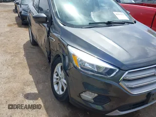 2018 Ford Escape SE z VIN 1FMCU9G98JUC13620, wystawiony jako IAAI lot #42011272 z przebiegiem 71 677 mil mil oraz . Historia ofert i sprzedaży dostępna na DreamBid. Obrazek 6.