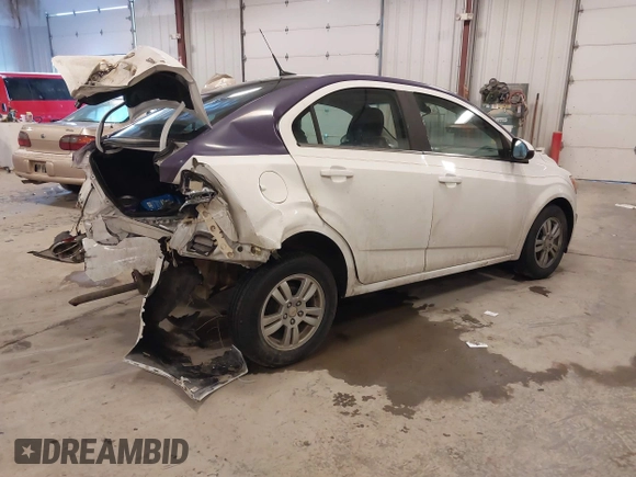 2012 Chevrolet Sonic LT z VIN 1G1JC5SH3C4105827, wystawiony jako IAAI lot #41580695 z przebiegiem 193 398 mil mil oraz . Historia ofert i sprzedaży dostępna na DreamBid. Obrazek 4.