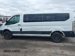 2019 Ford Transit Passenger XL z VIN 1FBZX2ZM7KKA47090, wystawiony jako IAAI lot #41823708 z przebiegiem 236 058 mil mil oraz . Historia ofert i sprzedaży dostępna na DreamBid. Obrazek 14.