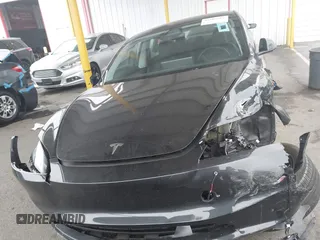 2024 Tesla Model 3 z VIN 5YJ3E1EA3RF737102, wystawiony jako IAAI lot #41562661 z przebiegiem 9 638 mil mil oraz . Historia ofert i sprzedaży dostępna na DreamBid. Obrazek 12.