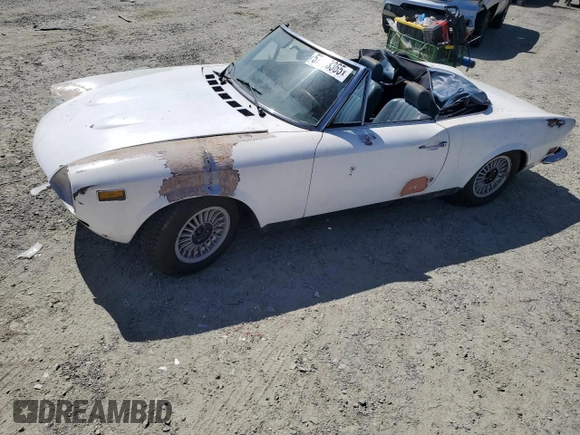 1973 FIAT 124 Spider z VIN 124CS0065983, wystawiony jako Copart lot #57913365 z przebiegiem Nie podano mil oraz Czysty tytuł • Clean title. Historia ofert i sprzedaży dostępna na DreamBid. Obrazek 1.