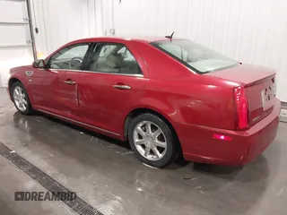 2008 Cadillac STS RWD z VIN 1G6DW67VX80125610, wystawiony jako IAAI lot #42280815 z przebiegiem 207 192 mil mil oraz . Historia ofert i sprzedaży dostępna na DreamBid. Obrazek 3.