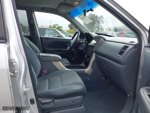 2008 Honda Pilot VP with VIN 5FNYF282X8B025262, listed as a IAAI auction lot 42110604 with 231,980 mi miles. Bid and sale history available at carsss.com. Image 5.