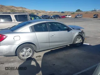 2006 Saturn ION z VIN 1G8AN15F66Z105150, wystawiony jako IAAI lot #41752428 z przebiegiem 110 857 mil mil oraz . Historia ofert i sprzedaży dostępna na DreamBid. Obrazek 14.