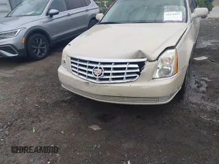 2011 Cadillac DTS z VIN 1G6KA5E65BU139507, wystawiony jako IAAI lot #42236497 z przebiegiem 118 332 mil mil oraz . Historia ofert i sprzedaży dostępna na DreamBid. Obrazek 6.
