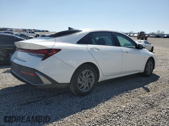 2024 Hyundai Elantra SEL z VIN KMHLM4DG1RU641644, wystawiony jako Copart lot #52002685 z przebiegiem 31 710 mil mil oraz Szkoda całkowita • Salvage title. Historia ofert i sprzedaży dostępna na DreamBid. Obrazek 3.
