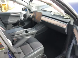 2024 Tesla Model Y Long Range z VIN 7SAYGDEEXRF128967, wystawiony jako IAAI lot #42216304 z przebiegiem 17 193 mil mil oraz . Historia ofert i sprzedaży dostępna na DreamBid. Obrazek 5.