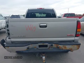 2004 GMC Sierra Denali z VIN 2GTFK69U741354475, wystawiony jako IAAI lot #42334568 z przebiegiem 305 379 mil mil oraz . Historia ofert i sprzedaży dostępna na DreamBid. Obrazek 15.