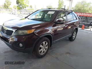 2012 Kia Sorento LX z VIN 5XYKT4A6XCG218424, wystawiony jako IAAI lot #42351646 z przebiegiem 185 016 mil mil oraz . Historia ofert i sprzedaży dostępna na DreamBid. Obrazek 2.