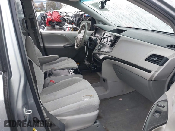 2014 Toyota Sienna LE AAS z VIN 5TDKK3DC1ES488954, wystawiony jako IAAI lot #41557423 z przebiegiem 144 031 mil mil oraz . Historia ofert i sprzedaży dostępna na DreamBid. Obrazek 5.