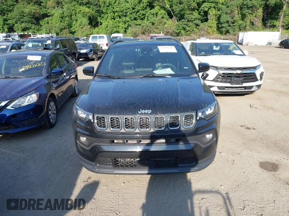 2024 Jeep Compass Latitude z VIN 3C4NJDBN9RT117417, wystawiony jako IAAI lot #42809682 z przebiegiem 34 407 mil mil oraz . Historia ofert i sprzedaży dostępna na DreamBid. Obrazek 13.