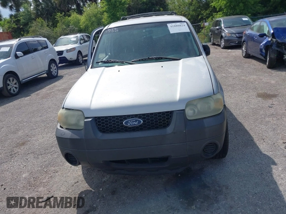 2005 Ford Escape XLS Value with VIN 1FMYU02Z35KD87671, listed as a IAAI auction lot 41880824 with 278,689 mi miles. Bid and sale history available at carsss.com. Image 12.