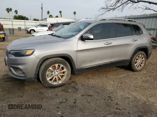 2019 Jeep Cherokee Latitude z VIN 1C4PJLCB9KD325574, wystawiony jako Copart lot #51627595 z przebiegiem 74 732 mil mil oraz Szkoda całkowita • Salvage title. Historia ofert i sprzedaży dostępna na DreamBid. Obrazek 1.