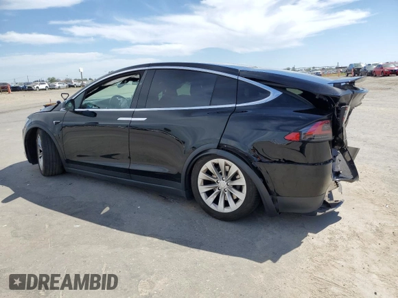 2016 Tesla Model X 70D z VIN 5YJXCDE23GF018396, wystawiony jako Copart lot #53056465 z przebiegiem 104 248 mil mil oraz Szkody całkowita. Historia ofert i sprzedaży dostępna na DreamBid. Obrazek 2.