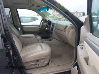 2004 Mercury Mountaineer Convenience z VIN 4M2ZU86K34ZJ16775, wystawiony jako IAAI lot #42216956 z przebiegiem 89 010 mil mil oraz . Historia ofert i sprzedaży dostępna na DreamBid. Obrazek 5.