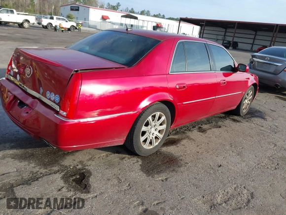 2008 Cadillac DTS 1SA z VIN 1G6KD57Y68U165791, wystawiony jako IAAI lot #41579605 z przebiegiem 94 451 mil mil oraz . Historia ofert i sprzedaży dostępna na DreamBid. Obrazek 4.