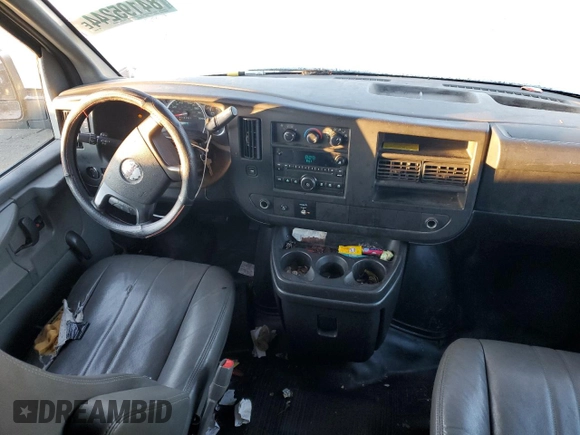 2011 GMC Savana Cargo z VIN 1GTW7GCAXB1905846, wystawiony jako Copart lot #84195244 z przebiegiem 329 583 mil mil oraz Nie do naprawy • Non repairable. Historia ofert i sprzedaży dostępna na DreamBid. Obrazek 8.