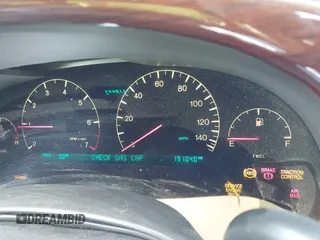 2001 Cadillac DeVille DHS z VIN 1G6KE57YX1U190955, wystawiony jako IAAI lot #41941668 z przebiegiem 191 040 mil mil oraz . Historia ofert i sprzedaży dostępna na DreamBid. Obrazek 7.
