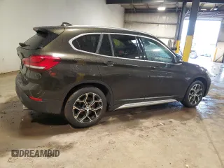 2020 BMW X1 xDrive28i z VIN WBXJG9C09L5P27471, wystawiony jako Copart lot #56573215 z przebiegiem 56 594 mil mil oraz Szkody całkowita. Historia ofert i sprzedaży dostępna na DreamBid. Obrazek 3.