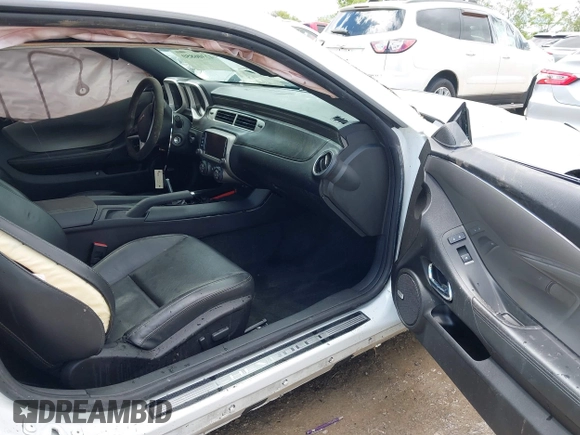 2015 Chevrolet Camaro SS z VIN 2G1FJ1EW8F9105046, wystawiony jako IAAI lot #42306850 z przebiegiem 59 861 mil mil oraz . Historia ofert i sprzedaży dostępna na DreamBid. Obrazek 5.