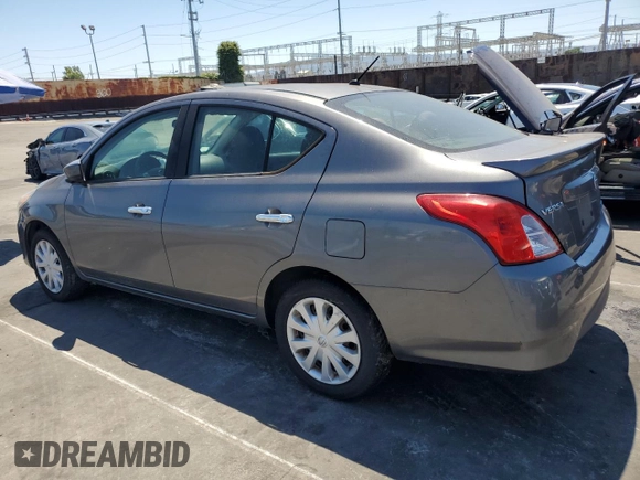 2016 Nissan Versa S z VIN 3N1CN7AP6GL840268, wystawiony jako Copart lot #55103695 z przebiegiem 106 331 mil mil oraz Czysty tytuł • Clean title. Historia ofert i sprzedaży dostępna na DreamBid. Obrazek 2.