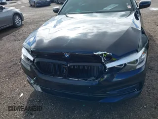 2018 BMW 5 Series 530i z VIN WBAJA5C54JWA38285, wystawiony jako IAAI lot #41390399 z przebiegiem 74 840 mil mil oraz . Historia ofert i sprzedaży dostępna na DreamBid. Obrazek 6.