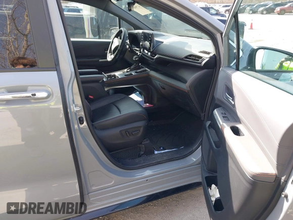2024 Toyota Sienna XSE z VIN 5TDXSKFC4RS145137, wystawiony jako IAAI lot #41750659 z przebiegiem 17 606 mil mil oraz . Historia ofert i sprzedaży dostępna na DreamBid. Obrazek 5.