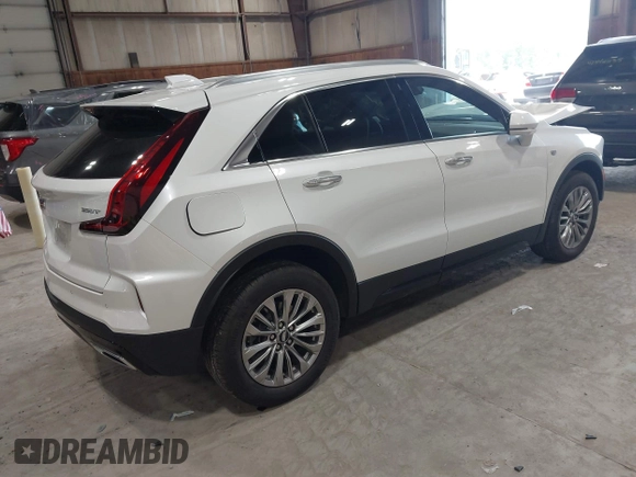 2024 Cadillac XT4 AWD Premium Luxury z VIN 1GYFZDR47RF206465, wystawiony jako IAAI lot #42562562 z przebiegiem 5 951 mil mil oraz . Historia ofert i sprzedaży dostępna na DreamBid. Obrazek 4.