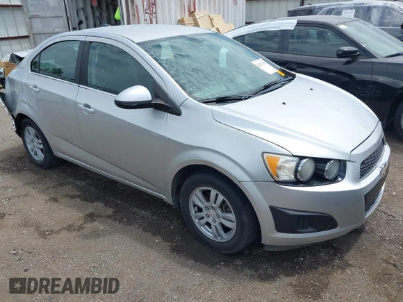 2014 Chevrolet Sonic LT z VIN 1G1JC5SH9E4159913, wystawiony jako IAAI lot #42253329 z przebiegiem 156 333 mil mil oraz . Historia ofert i sprzedaży dostępna na DreamBid. Obrazek 1.