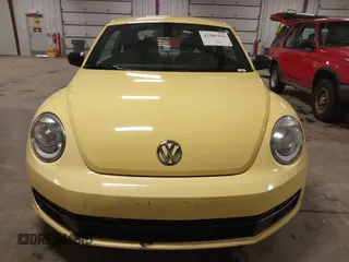 2015 Volkswagen Beetle Classic z VIN 3VWF17AT0FM611710, wystawiony jako IAAI lot #42209254 z przebiegiem 87 583 mil mil oraz . Historia ofert i sprzedaży dostępna na DreamBid. Obrazek 13.
