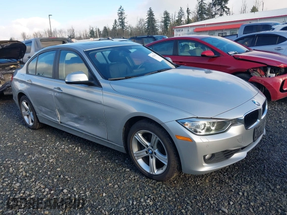 2015 BMW 3 Series 328i xDrive z VIN WBA3B5C56FF962334, wystawiony jako IAAI lot #41323621 z przebiegiem 33 419 mil mil oraz . Historia ofert i sprzedaży dostępna na DreamBid. Obrazek 1.