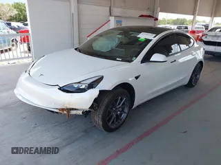 2023 Tesla Model 3 z VIN 5YJ3E1EAXPF606178, wystawiony jako IAAI lot #42543528 z przebiegiem 26 638 mil mil oraz . Historia ofert i sprzedaży dostępna na DreamBid. Obrazek 2.
