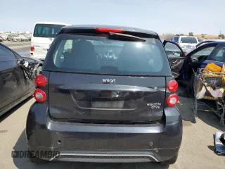 2014 Smart fortwo Passion z VIN WMEEJ9AA0EK788192, wystawiony jako Copart lot #68584984 z przebiegiem Nie podano mil oraz Szkoda całkowita • Salvage title. Historia ofert i sprzedaży dostępna na DreamBid. Obrazek 6.