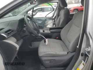 2021 Toyota Sienna LE z VIN 5TDBRKEC2MS031556, wystawiony jako Copart lot #42641195 z przebiegiem 55 211 mil mil oraz Szkoda całkowita • Salvage title. Historia ofert i sprzedaży dostępna na DreamBid. Obrazek 7.