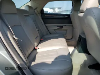 2005 Chrysler 300 C z VIN 2C3JA63H25H174455, wystawiony jako Copart lot #57106275 z przebiegiem 115 226 mil mil oraz Szkoda całkowita • Salvage title. Historia ofert i sprzedaży dostępna na DreamBid. Obrazek 10.