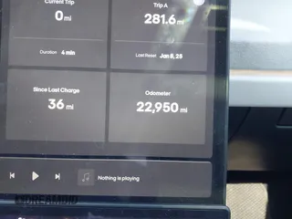 2023 Fisker Ocean Extreme z VIN VCF1EBU21PG007800, wystawiony jako IAAI lot #41640488 z przebiegiem 22 975 mil mil oraz . Historia ofert i sprzedaży dostępna na DreamBid. Obrazek 15.