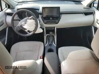 2022 Toyota Corolla Cross LE z VIN 7MUCAAAG0NV034364, wystawiony jako Copart lot #54845725 z przebiegiem 28 200 mil mil oraz Szkody całkowita. Historia ofert i sprzedaży dostępna na DreamBid. Obrazek 8.