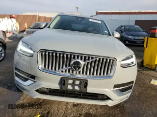 2025 Volvo XC90 Plus with VIN YV4062PE6S1342140, listed as a Copart auction lot 42954285 with 4,584 mi miles and Clean Title. Bid and sale history available at DreamBid. Image 5.
