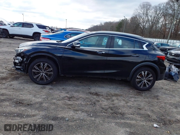 2017 Infiniti QX30 Premium z VIN SJKCH5CR8HA035885, wystawiony jako IAAI lot #41606308 z przebiegiem 112 932 mil mil oraz . Historia ofert i sprzedaży dostępna na DreamBid. Obrazek 15.