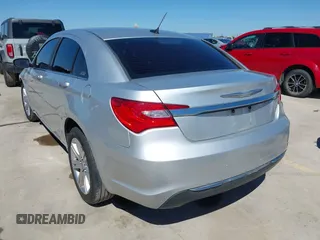 2012 Chrysler 200 Touring z VIN 1C3CCBBB1CN206356, wystawiony jako IAAI lot #41599679 z przebiegiem 286 239 mil mil oraz . Historia ofert i sprzedaży dostępna na DreamBid. Obrazek 3.