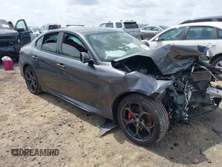 2020 Alfa Romeo Giulia Ti Sport z VIN ZARFANBN1L7634108, wystawiony jako IAAI lot #41908457 z przebiegiem 74 885 mil mil oraz . Historia ofert i sprzedaży dostępna na DreamBid. Obrazek 1.