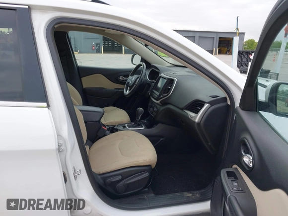 2017 Jeep Cherokee Latitude z VIN 1C4PJMCS0HW547004, wystawiony jako IAAI lot #42286345 z przebiegiem 153 186 mil mil oraz . Historia ofert i sprzedaży dostępna na DreamBid. Obrazek 5.